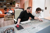 Diretores de som trabalhando em estúdio de gravação — Fotografia de Stock