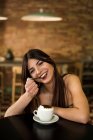 Mulher sentada no café com café — Fotografia de Stock