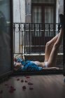 Жінка в нижній білизні лежить на балконі — стокове фото