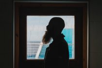 Homme debout à la fenêtre sur le navire — Photo de stock