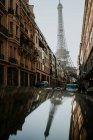 Straße mit traditionellen Gebäuden und Eiffelturm, Paris, Frankreich — Stockfoto
