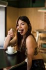 Donna seduta in caffè con caffè — Foto stock