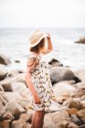 Frau mit Hut schaut aufs Meer — Stockfoto