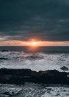 Puesta de sol brillante sobre el océano - foto de stock