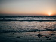 Oceano ondulado ao pôr do sol — Fotografia de Stock