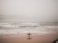 Personnes Surfer dans l'océan — Photo de stock
