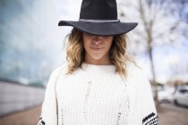 Femme blonde portant un chapeau — Photo de stock