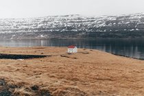 Maison isolée sur le terrain du littoral du lac — Photo de stock