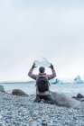Homme tenant un morceau de glace — Photo de stock
