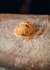 Spaghettis emmêlés sur la table avec de la farine — Photo de stock