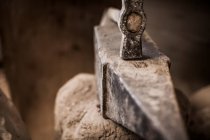 Вид на обрізку молотка та інструменти на дерев'яному металургійному столі — стокове фото