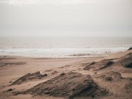 Ruhiger Ozean in bewölkt — Stockfoto