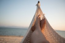 Жіночі ноги лежать в гамаку — стокове фото