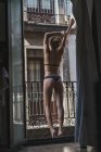 Mulher magra em lingerie em pé na varanda — Fotografia de Stock