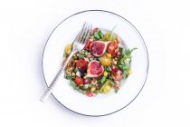Salade de légumes garnie de figues — Photo de stock