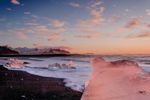 Cristais de gelo na costa à noite — Fotografia de Stock