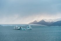 Lago di montagna con grumi di ghiaccio — Foto stock