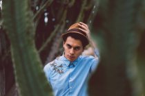 Mann mit Hut steht am Kaktus — Stockfoto