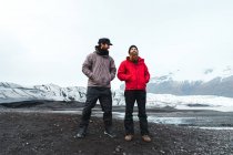 Männer stehen in bergiger Landschaft — Stockfoto