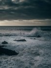 Stormy ocean under cloudy sky — Stock Photo