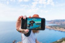 Uomo prendendo selfie sulla costa — Foto stock
