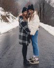 Junge schöne Frauen in lässiger Kleidung posieren und umarmen im Wald und schauen in die Kamera — Stockfoto