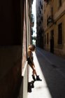 Жінка спирається на стіну на вулиці — стокове фото