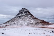 Гора, покрытая снегом — стоковое фото