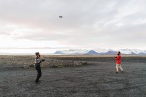 Des hommes lancent un drone dans la vallée — Photo de stock