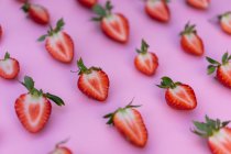 Moitié de fraises fraîches — Photo de stock