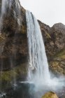 Водопад брызгает со скалы — стоковое фото