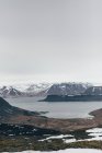 Valle con lago in montagna — Foto stock