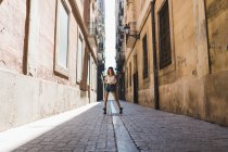 Frau in kurzen Hosen und brutalen Stiefeln auf der Straße — Stockfoto