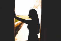 Silhouette di donna in porta — Foto stock