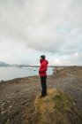 Uomo in piedi al lago e guardando altrove — Foto stock