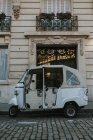 Cinza pequeno carro turístico estacionado na rua, Paris, França — Fotografia de Stock