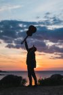 Mann amüsiert sich mit Gitarre an Küste — Stockfoto