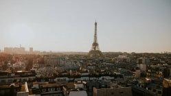 Torre Eiffel y paisaje urbano en un día soleado, París, Francia - foto de stock