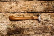 Вид на урожай молота и инструментов на деревянном металлургическом столе — стоковое фото