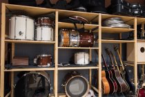 Полка с барабанами и гитарами — стоковое фото
