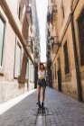Femme debout dans la rue — Photo de stock