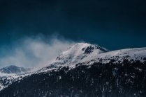 Majestueuses montagnes enneigées et rocheuses — Photo de stock
