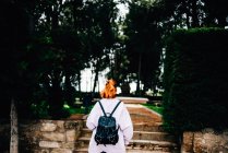 Frau mit Rucksack im Wald unterwegs — Stockfoto