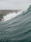 Surfeur tombant à la vague — Photo de stock