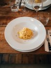 Порция спагетти на тарелке — стоковое фото