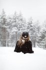 Женщина лежит на снегу — стоковое фото