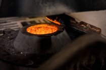 Vista da colheita do forno de ferreiro com um incêndio em chamas na fábrica de fundição de metal — Fotografia de Stock