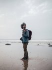 Человек, стоящий у спокойного океана — стоковое фото