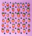 Erdbeeren und Blaubeeren halbieren — Stockfoto