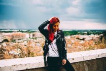 Millennial Mädchen mit gefärbten Haaren — Stockfoto